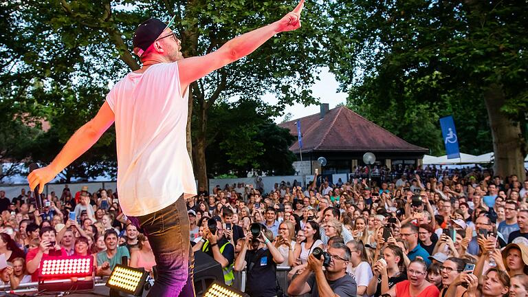 Ein solches Bild, wie unser Archivfoto aus Bad Mergentheim aus dem Jahr 2019 zeigt, hätten sich die Verantwortlichen bereits 2020 für Bad Neustadt gewünscht. Das Konzert des deutschen Popstars Mark Forster in der Rhön ist jetzt aber bereits zum zweiten Mal verschoben worden - in den Sommer 2022 hinein. Ein solches Bild, wie unser Archivfoto aus Bad Mergentheim aus dem Jahr 2019 zeigt, hätten sich die Verantwortlichen bereits 2020 für Bad Neustadt gewünscht. Das Konzert des deutschen Popstars Mark Forster in der Rhön ist jetzt aber bereits zum zweiten Mal verschoben worden - in den Sommer 2022 hinein. 