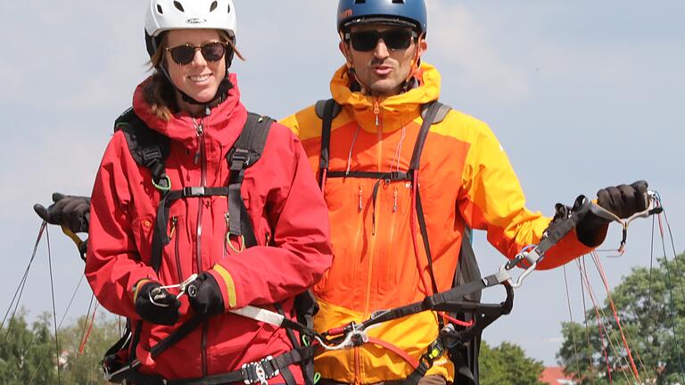 Ein Team: Gleich hebt Andreas Gessner mit seiner Freundin Mona Tareilus zu einem Tandemflug ab.