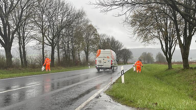 Mitarbeiter der Straßenmeisterei Hammelburg säubern die Ränder von Bundes- und Staatsstraßen im Landkreis Bad Kissingen von Unrat.. Foto: Benjamin Schießer       -  Entlang der Bundes- und Staatsstraßen im Landkreis Bad Kissingen läuft im Frühjahr der sogenannte Osterputz.