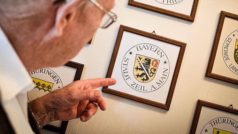 Auch das Wappen von Zeil hat Günther Lipp angepasst: Vorher war dort nur der Löwe zu sehen. Das Wappen sah vielen anderen seiner Art sehr ähnlich. Lipp fügte noch einen roten Angelhaken hinzu. Der Haken weist auf den Bamberger Bischof Lamprecht von Brunn hin, der als Zeiler Stadtgründer gilt.