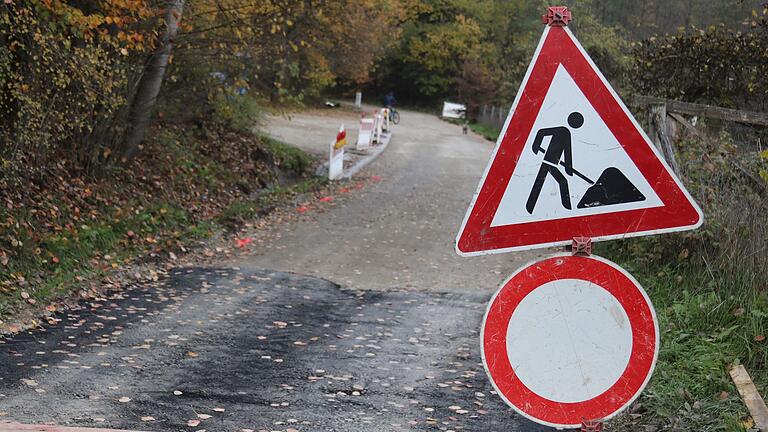 Streitfall mit nun eindeutigem Ausgang: Die Stadt Lohr hat mit ihrem Vorgehen bei der Sanierung der Zufahrt zu Tierheim und Sportplatz in Sackenbach gegen Vorschriften verstoßen. Unter anderem hätten die Arbeiten ausgeschrieben werden und die Stadträte in die Entscheidung eingebunden werden müssen. Das Foto zeigt die Arbeiten im November 2022.