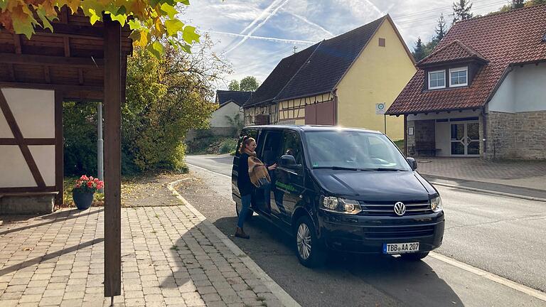 Das Ruftaxi, wie hier an der Haltestelle Uiffingen, einem Stadtteil von Boxberg, ist im Landkreis Main-Tauber bei den Bürgerinnen und Bürgern beliebt.