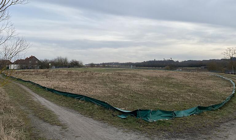 Die Vorboten für einen Neubau sind schon zu erkennen: Eidechsen-Zäune umgrenzen die Fläche, auf der der Volkacher Bauhof neu entstehen soll. Die Vorboten für einen Neubau sind schon zu erkennen: Eidechsen-Zäune umgrenzen die Fläche, auf der der Volkacher Bauhof neu entstehen soll.
