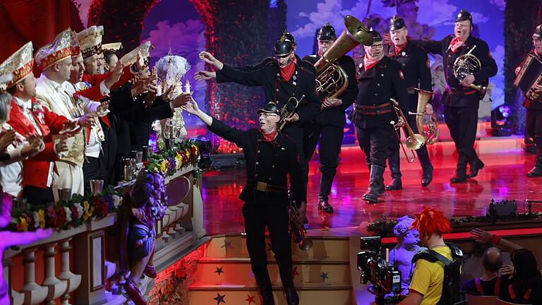 Ein Abschied für immer? Die Altneihauser Feierwehrkapell`n bei ihrem Auszug bei 'Fastnacht in Franken' 2024. Ein Abschied für immer? Die Altneihauser Feierwehrkapell`n bei ihrem Auszug bei 'Fastnacht in Franken' 2024.