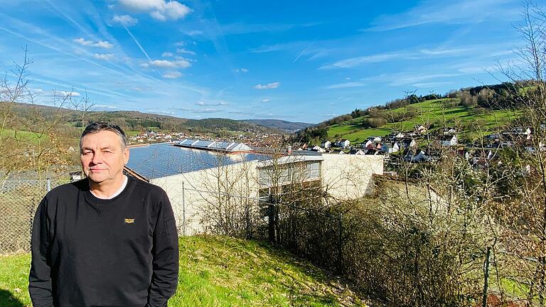 Klaus Mill, Vorsitzender der Bürgerenergie Frammersbach, an der Schulturnhalle in Frammersbach, auf der die Genossenschaft eine Photovoltaik-Anlage installiert hat.