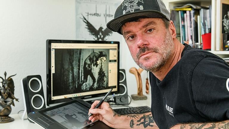 Comickünstler Christian Krank an seinem Arbeitsplatz in Höchberg (Lkr. Würzburg). Sein jüngstes Projekt: das Artwork für das neue Album seiner Doom-Metal-Band 'Phantom Winter'. Comickünstler Christian Krank an seinem Arbeitsplatz in Höchberg (Lkr. Würzburg). Sein jüngstes Projekt: das Artwork für das neue Album seiner Doom-Metal-Band 'Phantom Winter'.
