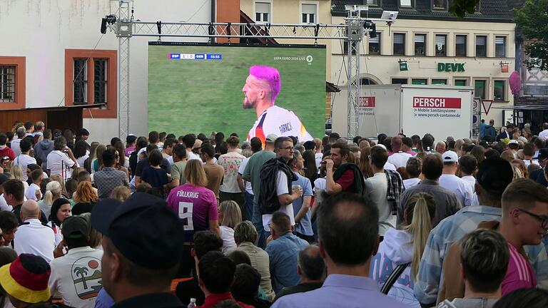 Das EM-Viertelfinalspiel der deutschen Nationalmannschaft gegen Spanien stand im Mittelpunkt der Langen Einkaufsnacht in Haßfurt.