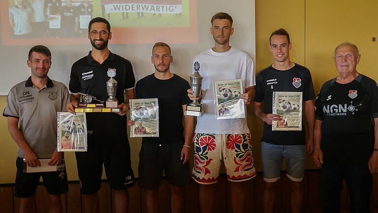 Manfred Schubert (rechts) vom Fanklub 'Die Widerwärtigen' zeichnete (von links)&nbsp; David Noack, Patrick Warmuth, Leon Heinze, Tim Hüttl und Marcel Volkmuth vom TSV Aubstadt aus.