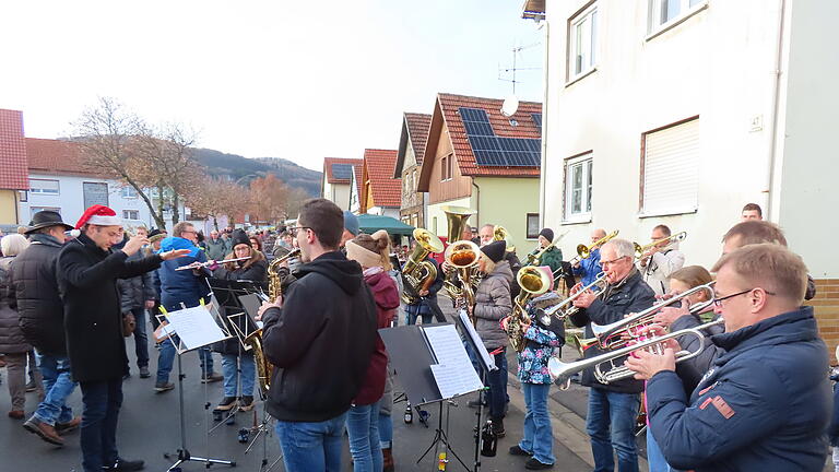 Weihnachtsmarkt in Langenleiten, hier gibt es alles, was man brauchen kann.Die Steinacher Musikanten unterhielten die Besucher und postierten sich immer wieder an anderer Stelle zum Musizieren.