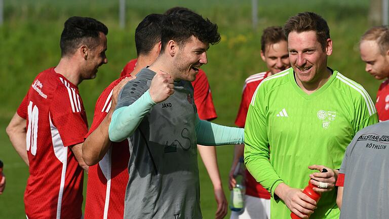 Die Spieler des TSV Eßleben bejubeln den Meistertitel in der Kreisliga Schweinfurt 1. Die Spieler des TSV Eßleben bejubeln den Meistertitel in der Kreisliga Schweinfurt 1.