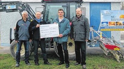 Finanzspritze für den neuen Traktor - (si) Mit dem Bau der weithin sichtbaren Photovoltaikanlagen auf den großen Gebäuden des Reit- und Fahrvereins Grafenrheinfeld begann 2011 eine langjährige Partnerschaft dieses Vereins mit dem regionalen Erneuerbare-Energie-Unternehmen NE-Solartechnik aus Werneck. Jetzt stand beim Reit- und Fahrverein der Kauf eines Traktors zur Bodenpflege der weitläufigen Plätze im Außenbereich und in der Doppelreithalle an. Auch diese Neuanschaffung unterstützt das Wernecker Unternehmen. Geschäftsführer Stefan Göb übergab dafür eine Spende von 8500 Euro. Mit dieser Maschine ist die professionelle Platzpflege beim nächsten Großereignis des Vereins, dem Hallenturnier Maingau-Classics, gesichert, das mit anspruchsvollen Springprüfungen bis zur M-Klasse am Wochenende in Grafenrheinfeld stattfinden wird. Göb ist sich sicher, dass die Spende gut angelegt ist. Unser Foto zeigt die Spendenübergabe vor dem neuen Traktor des RFV Grafenrheinfeld (von links): NE-Solar-Qualitätsmanager Hans Ullrich, stellvertretender Vorsitzender des RFV Grafenrheinfeld, Herbert Schug, NE-Solar-Geschäftsführer Stefan Göb und NE-solar-Fachberater Rüdiger Seyfried. Finanzspritze für den neuen Traktor - (si) Mit dem Bau der weithin sichtbaren Photovoltaikanlagen auf den großen Gebäuden des Reit- und Fahrvereins Grafenrheinfeld begann 2011 eine langjährige Partnerschaft dieses Vereins mit dem regionalen Erneuerbare-Energie-Unternehmen NE-Solartechnik aus Werneck. Jetzt stand beim Reit- und Fahrverein der Kauf eines Traktors zur Bodenpflege der weitläufigen Plätze im Außenbereich und in der Doppelreithalle an. Auch diese Neuanschaffung unterstützt das Wernecker Unternehmen. Geschäftsführer Stefan Göb übergab dafür eine Spende von 8500 Euro. Mit dieser Maschine ist die professionelle Platzpflege beim nächsten Großereignis des Vereins, dem Hallenturnier Maingau-Classics, gesichert, das mit anspruchsvollen Springprüfungen bis zur M-Klasse am Wochenende in Grafenrheinfeld stattfinden wird. Göb ist sich sicher, dass die Spende gut angelegt ist. Unser Foto zeigt die Spendenübergabe vor dem neuen Traktor des RFV Grafenrheinfeld (von links): NE-Solar-Qualitätsmanager Hans Ullrich, stellvertretender Vorsitzender des RFV Grafenrheinfeld, Herbert Schug, NE-Solar-Geschäftsführer Stefan Göb und NE-solar-Fachberater Rüdiger Seyfried.