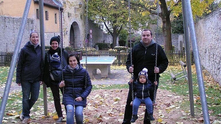 Sie werden das Kind schon schaukeln: Um die neue Ausstattung der gemeindlichen Kinderspielplätze in Frickenhausen kümmert sich eine Elterninitiative. Zu ihr gehören (von links) Silke Luft, Carolin Merkt, Katharina Langer und Thomas Bauswein (mit Sohn Lias).