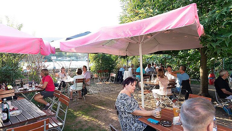 Bei gutem Wetter stets gut frequentiert: Der Biergarten &bdquo;Zur Alten Fähre&ldquo; in Erlach.