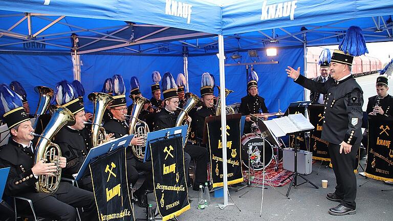 Ein musikalischer Gruß zum Jubiläum kam von der Bergmannskapelle des Iphöfer Unternehmens Knauf.