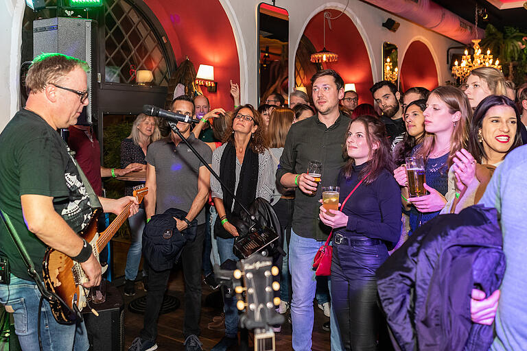 Zahlreiche Menschen besuchen am Samstag 05.11.22 das 21. Kneipen- und Musikfestival Honky Tonk in Würzburg. Für musikalische Unterhaltung mit viel Groove sorgte &quot;Overdrive&quot; im Enchilada.