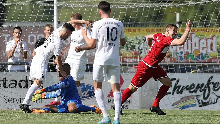 Die Szene des Hinspiels am 23. Juli: Frammersbachs Marco Schiebel hat den Ausgleichstreffer zum 1:1-Endstand gegen seinen Ex-Klub TSV Karlburg (von links mit Jan Wabnitz, Marvin Fischer-Vallecilla/ sitzend, Justin Schulz/stehend und Jan Martin) erzielt.