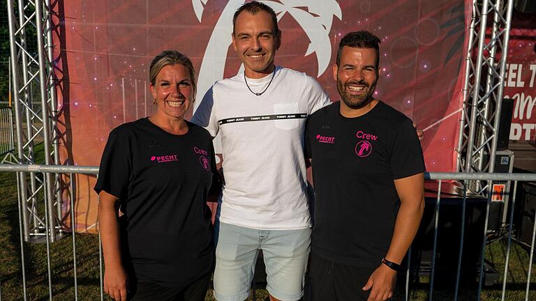 Im vergangenen Jahr stieg die Premiere von 'Feel the Summer' auf dem Sportgelände des SV Herschfeld. Das Foto zeigt (von links): Vereinsvorsitzende Stephanie Philipp-Schirmer, Nico Mühling (Pecht) und Cristiano Santos (2. Vorsitzender).