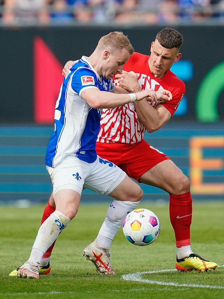 Fabian Holland (links) vom SV Darmstadt ist einer der Bundesligaspieler, die Schuhe von Imotana verwenden.