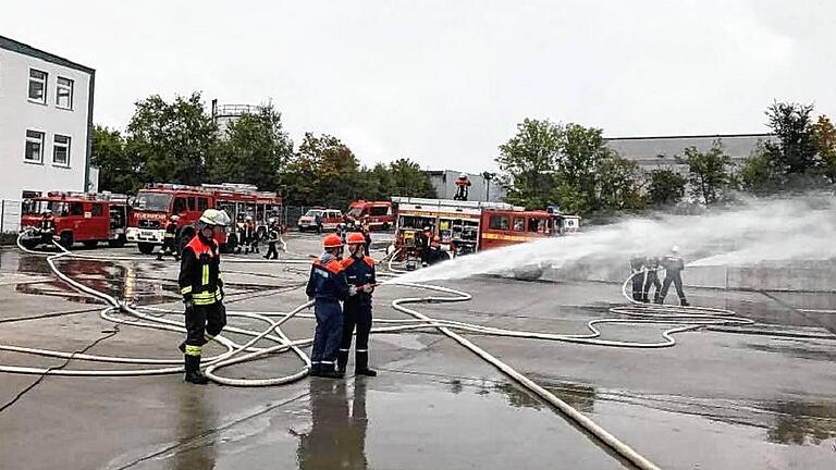 Hervorragende Zusammenarbeit bei Jugendgroßübung       -  Über 100 Jugendliche der Freiwilligen Feuerwehren Waldbüttelbrunn, Höchberg, Kist, Leinach, Margetshöchheim, Remlingen, Eisingen, Uettingen, Erlabrunn und Mädelhofen nahmen an einer gemeinsamen Jugendgroßübung in Waldbüttelbrunn teil. Angenommen wurde ein Brand, nach einer kleineren Explosion in der großen Lagerhalle der Firma Steinikge, heißt es in einer Mitteilung des Kreisfeuerwehrverbandes. Eine Person wurde dadurch von herumfliegenden Teilen verschüttet und eingeklemmt. Die jungen Anwärter bauten umgehend die Wasserversorgung auf und begannen anschließend die Brandbekämpfung der Lagerhalle. Eine eingeklemmte Person ist mit Hilfe von Hebekissen befreit worden.  Unter der Einsatzleitung von Kreisjugendwart Dominik Olbrich aus Gerbrunn und Abschnittsleitung Simon Stockmann aus Leinach waren die Löscharbeiten nach 45 Minuten beendet. Die Feuerwehranwärter wurden während der ganzen Übung von ihren Jugendwarten und weiteren aktiven Einsatzkräften unterstützt. Im Anschluss der Großübung sprach Kreisjugendwart Dominik Olbrich allen ein großes Lob aus &ndash; besonders für die hervorragende Zusammenarbeit unter den Jugendlichen.  Die hatten trotz des Dauerregens jede Menge Spaß und Action. Die Freiwillige Feuerwehr Rottendorf hatte die Übung tatkräftig unterstützt. Der &bdquo;Gastgeber&ldquo;, die Firma Steinigke Showtechnik, hat im Anschluss alle zu einem gemeinsamen Essen eingeladen.  Foto: Dirk Wiesner