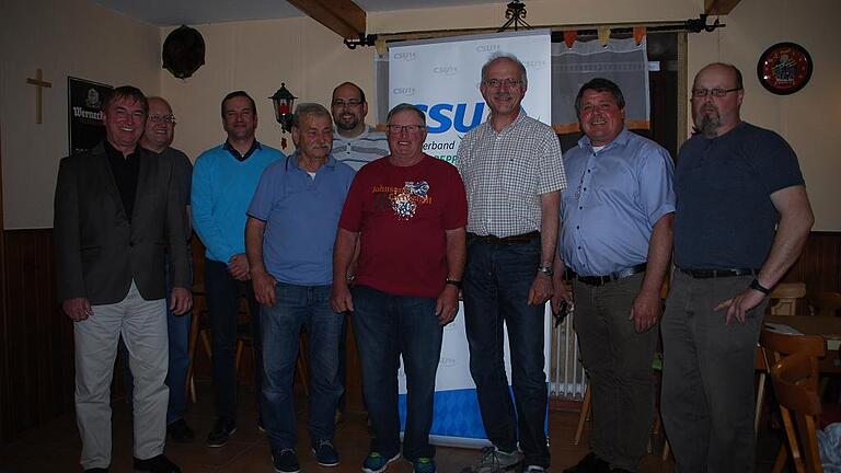 Unser Bild zeigt den neu gewählten Vorstand mit Gastredner Hubert Endres. Von links: Hubert Endres, Matthias Wernthaler, Timo Vielhuber, Werner Weiss, Markus Büttner, Karlheinz Schineller, Bernd Schuler, Hermann Niediek und Thomas Ritter. Unser Bild zeigt den neu gewählten Vorstand mit Gastredner Hubert Endres. Von links: Hubert Endres, Matthias Wernthaler, Timo Vielhuber, Werner Weiss, Markus Büttner, Karlheinz Schineller, Bernd Schuler, Hermann Niediek und Thomas Ritter.