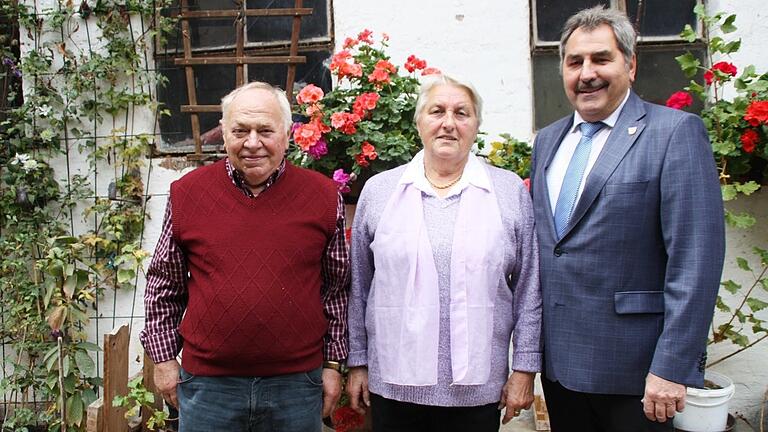 Hertha und Kurt Weller feierten das Goldene Ehejubiläum, zu dem Bürgermeister Lorenz Strifsky (rechts) gratulierte. Hertha und Kurt Weller feierten das Goldene Ehejubiläum, zu dem Bürgermeister Lorenz Strifsky (rechts) gratulierte.