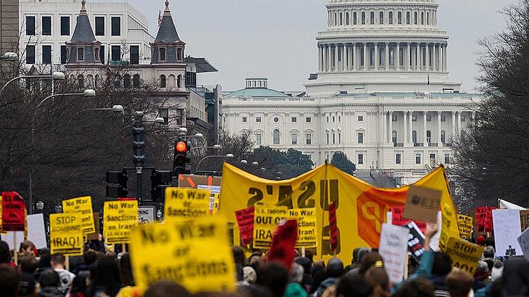 Anti-war activists protest to demand withdrawal of US troops from Iraq       -  In Washington gingen die Kriegsgegner auf die Straße.