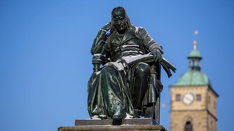 Das Denkmal für Friedrich Rückert auf dem Schweinfurter&nbsp; Marktplatz.