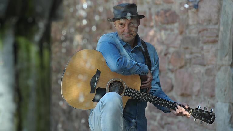 Im Sommer 2020 entstand diese Aufnahme. Damals brachte Michael Heppes seine Single 'Küssen' auf den Markt. Im Sommer 2020 entstand diese Aufnahme. Damals brachte Michael Heppes seine Single 'Küssen' auf den Markt.
