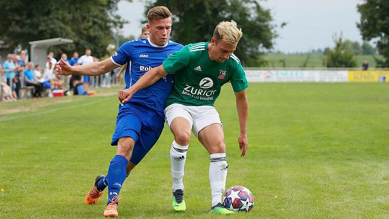 Der Abtswinder Angreifer Julian Beßler (vorne) behauptet den Ball vor Pascal Ganz, hier noch beim TSV Unterpleichfeld, aktuell SV Kürnach.