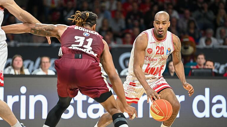 Am Freitag war kaum ein Durchkommen für Javon Bess von den Würzburg Baskets gegen Devin Booker und die Verteidigung der Münchner.