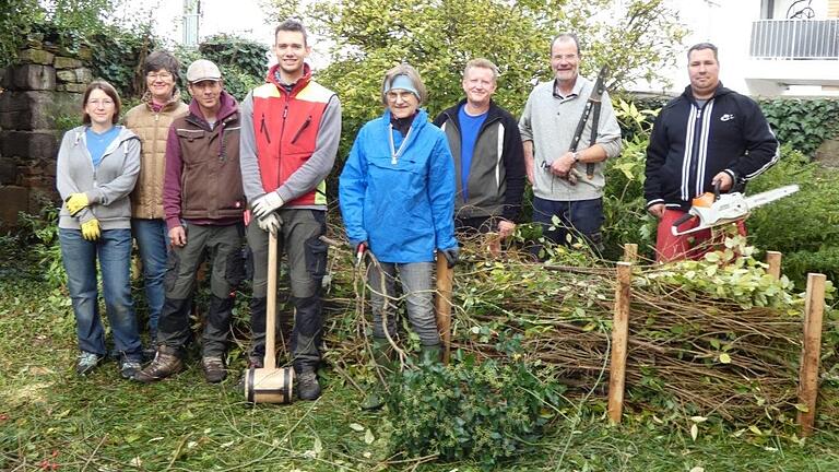 Fast fertig: Eine der beiden neu angelegten Benjeshecken mit dem fleißigen Gartenteam Petra Müller (von links), Andrea Steinruck, Michael Kremer, Florian De Bont, Emmi Sengfelder-Krause, Frank Pfister, Rainer Steinruck und Daniel Steinruck.