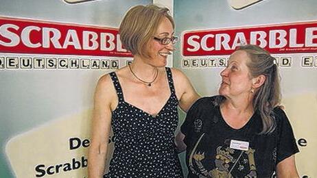 Titelverteidigung verpasst: Ulla Trappe musste sich bei der Deutschen Scrabble-Meisterschaft Maria Feige (rechts) geschlagen geben.