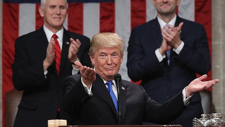 US President Donald Trump delivers the State of the Union address       -  US-Präsident Donald Trump scheint zufrieden mit seiner Rede zur Lage der Nation. Im Hintergrund spenden Vize-Präsident Mike Pence (links) und Paul Ryan, Sprecher des Repräsentantenhauses, Beifall.