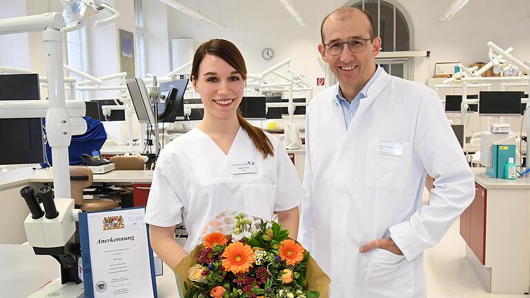 Die ausgezeichnete Zahnmedizinische Fachangestellte Selina Vogel mit Professor Gabriel Krastl, dem Geschäftsführenden Direktor des Zentrums für Zahn-, Mund- und Kiefergesundheit des Uniklinikums Würzburg.