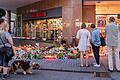 Die Bestürzung ist groß über die Bluttat am Barbarossaplatz in Würzburg. Zahlreiche Menschen geben ihrer Trauer Ausdruck, zünden Kerzen an und legen vor dem Kaufhaus in der Innenstadt Blumen nieder zum Gedenken an die Opfer.