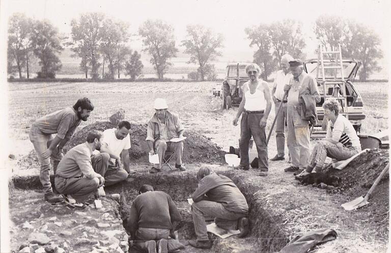 Ein Bild aus dem Jahr 1980, als bei Großeibstadt ein Gräberfeld gefunden wurde. Damals war noch die Archäologische Arbeitsgruppe Rhön-Grabfeld aktiv.