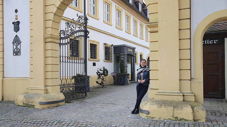 Vor diesem Haus, vor dieser Kulisse kann man sich schon mal verlieren: Klara Zehnder hat sich dem Iphöfer 'Zehntkeller' 'mit Ehrfurcht' genähert. Vor diesem Haus, vor dieser Kulisse kann man sich schon mal verlieren: Klara Zehnder hat sich dem Iphöfer 'Zehntkeller' 'mit Ehrfurcht' genähert.