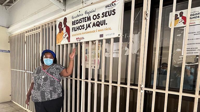 Millionen Afrikaner leben ohne legale Identitität       -  Djanina Baptista, leitende Gynäkologin des Cajueiro Krankenhauses, steht vor den verschlossenen Türen des Büros für Geburtenregistrierung. Neugeborene können nur zu bestimmten Zeiten registriert werden. Wer zu anderen Zeiten sein Kind entbindet, muss an einem anderen Tag wiederkommen.