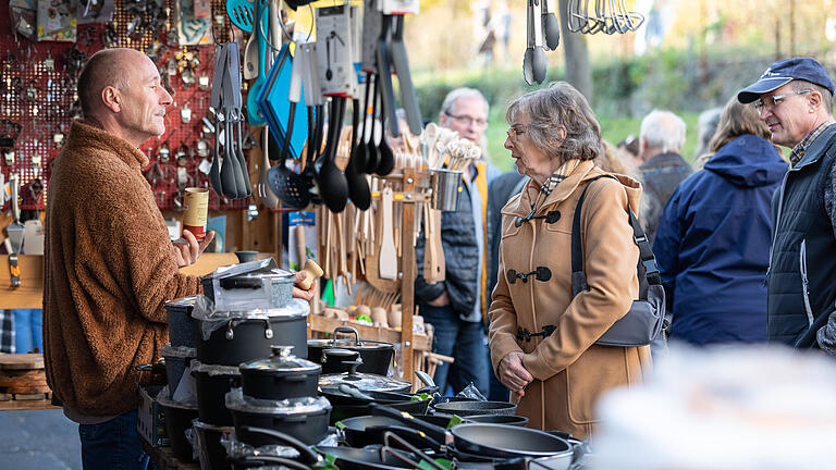 Wintermarkt in Ochsenfurt       -  Zahlreiche Menschen besuchen am Sonntag (03.11.24) den Wintermarkt in der Innenstadt von Ochsenfurt.  Mittags öffneten auch die Einzelhändler ihre Türen.