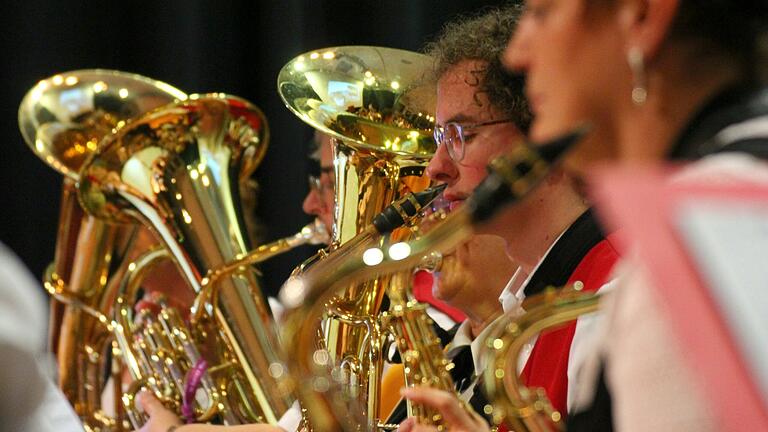 Der Landkreis ist zweifelsohne musikalisch – blasmusikalisch. Am zweiten Novembersamstag lud das Kreisorchester Kitzingen in die Karl-Knauf Halle nach Iphofen ein. Dirigent Sigfried Graf hatte 'seine' 50 Blasmusikerinnen und Blasmusiker bestens im Griff, ein buntes Musik-Programm gewählt und zum Dank gab es in der Konzerthalle Standing Ovations