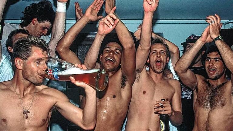 Fussball       -  Kabinenparty: (von links) Der heutige Kickers-Trainer Bernd Hollerbach und seine damaligen Mitspieler Leonardi Manzi, Holger Stanislawski und Andreas Mayer bejubeln den Erstliga-Aufstieg 1995.