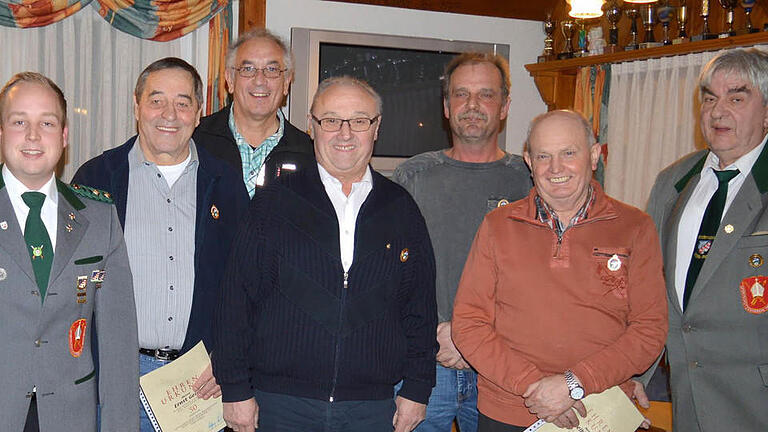 Ehrungen bei den Sportschützen (von links): stellvertretender Vorsitzender Markus Lemberger, Ernst Geist, Guntram Sittler, Rainer Weingärtner, Martin Jungklaus, Engelbert Back und Manfred Koch (Vertreter des BSSB).  Foto: Arthur Stollberger       -  Ehrungen bei den Sportschützen (von links): stellvertretender Vorsitzender Markus Lemberger, Ernst Geist, Guntram Sittler, Rainer Weingärtner, Martin Jungklaus, Engelbert Back und Manfred Koch (Vertreter des BSSB).  Foto: Arthur Stollberger