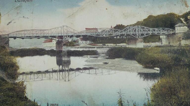 Kolorierte Postkarte (um 1910): Blick auf die Brücke mit Einnehmerhäuschen für den Brückenzoll (rechts).