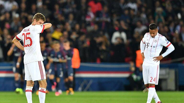 Enttäuschte Bayern       -  Thomas Müller (l) und Corentin Tolisso nach dem 2:0 von Cavani für PSG am Anstoßpunkt.