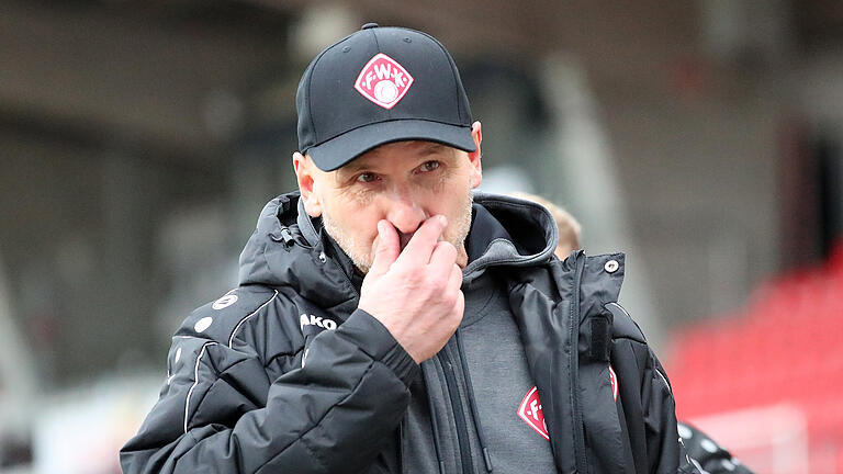 Grübelt über seine Aufstellung: Kickers-Coach Bernhard Trares muss gegen Sandhausen auf Lars Dietz verzichten.