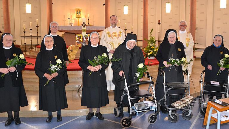 (Von links): Sr. Aquinata Purzer, Sr. Imelda Haubner, Sr. Edeltraud König, Sr. Konkordia Klausner, Sr. Claudia Greil, Sr. Beatrix Maurer, Hintere Reihe: Provinzoberin Sr. Petra Car, P. Ulrich Bittner OFM conv., Würzburg, Pfr. Rudolf Scherbaum, Gemünden.