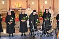 (Von links): Sr. Aquinata Purzer, Sr. Imelda Haubner, Sr. Edeltraud König, Sr. Konkordia Klausner, Sr. Claudia Greil, Sr. Beatrix Maurer, Hintere Reihe: Provinzoberin Sr. Petra Car, P. Ulrich Bittner OFM conv., Würzburg, Pfr. Rudolf Scherbaum, Gemünden.