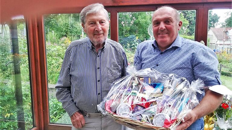 Auch Bürgermeister Rainer Ott (rechts) gratulierte Klaus Witzke zum 90. Geburtstag.