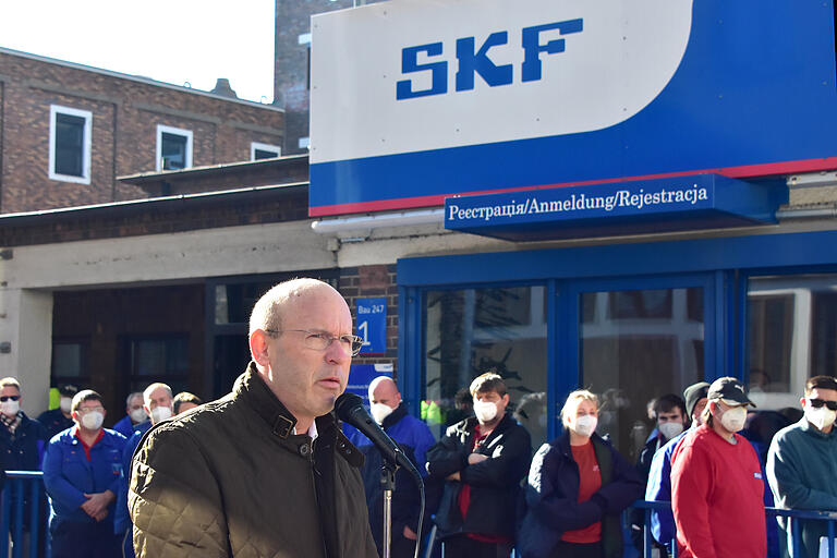 SKF-Deutschlandchef Martin Johannsmann rief vor den Schweinfurter Werkstoren zum Zusammenhalt auf.