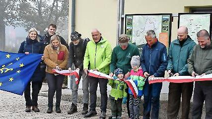 Weihten mit dem Durchschneiden des Bandes die Extratour „Wasserkuppe“ ein (von links): Thomas Schreiner, Nadja Moalem, Michael Müller, Katharina Bach, Michael Jarmuschewski, Manfred Helfric, Steffen Korell, Hermann Müller, Johannes Metz, Torsten R...       -  Weihten mit dem Durchschneiden des Bandes die Extratour „Wasserkuppe“ ein (von links): Thomas Schreiner, Nadja Moalem, Michael Müller, Katharina Bach, Michael Jarmuschewski, Manfred Helfric, Steffen Korell, Hermann Müller, Johannes Metz, Torsten Raab und Elmar Herget.